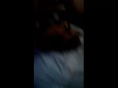 ಆಕರ್ಷಕ MILF ಮೋನಾ ಫಿಂಗರ್ ಬ್ಯಾಂಗ್ ಹೆರ್ ಸ್ಲಿಟ್