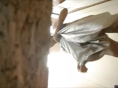 ಹೊಂಬಣ್ಣದ ಮಿಲ್ಫ್ ಮಂಚದ ಮೇಲೆ ಸಿಕ್ಕಿಕೊಂಡಿತು