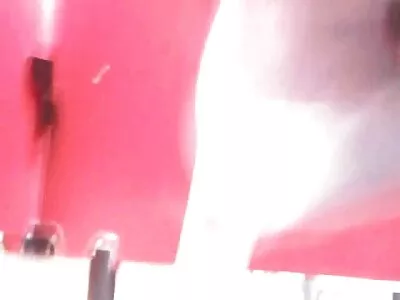 ಬಿಸಿ ಮರಿಗಳು ಒಂದು ಡಿಕ್ ಹೀರುತ್ತಿವೆ