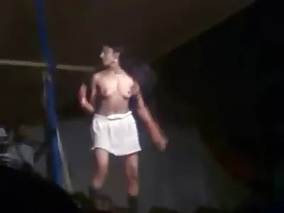 ಗೃಹಿಣಿ ನಿಕಿತಾ ಕೆಳಗೆ ಒಂದು ಕಠಿಣವಾದ ಹ್ಯಾಮ್